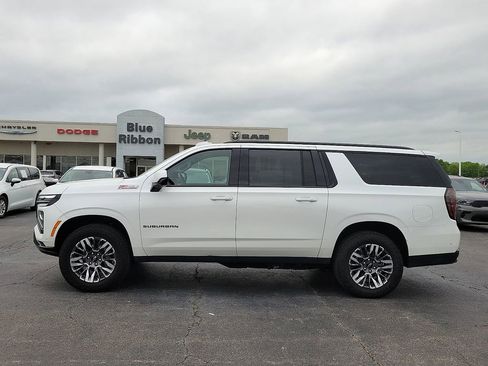 Used 2025 Chevrolet Suburban Z71 AWD/4WD image 3