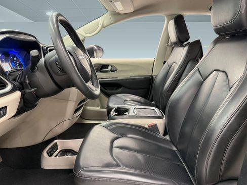 Used 2023 Chrysler Pacifica Touring-L FWD image 4