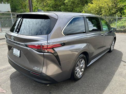 Used 2021 Toyota Sienna XLE image 5