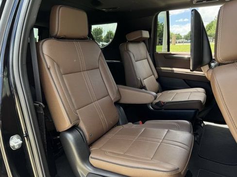 Used 2026 Chevrolet Suburban High Country AWD/4WD image 33