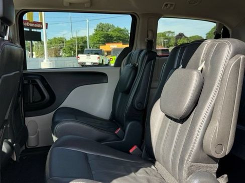 Certified 2016 Chrysler Town & Country Touring FWD image 26