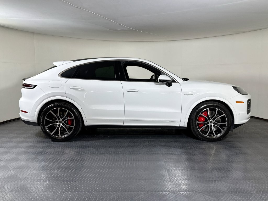 Certified 2025 Porsche Cayenne Turbo AWD/4WD image 8