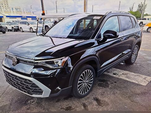 Used 2025 Volkswagen Taos SE FWD image 1