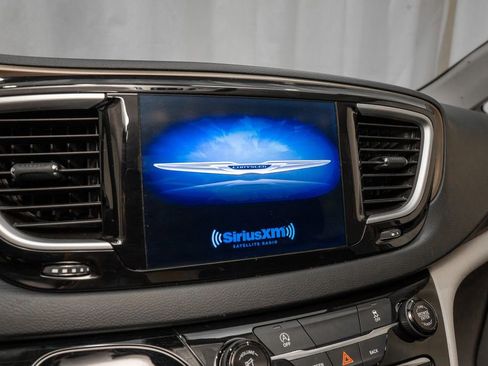 Used 2017 Chrysler Pacifica Touring image 11