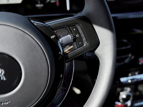 Used 2025 Rolls-Royce Phantom Sedan image 70