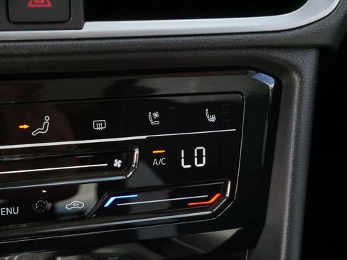 Certified 2025 Volkswagen Taos SEL AWD/4WD image 28