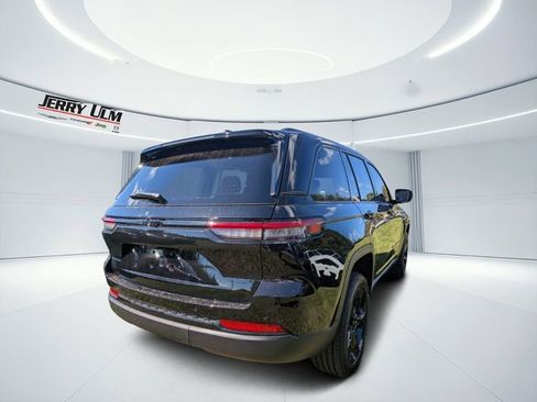 New 2025 Jeep Grand Cherokee Altitude image 3