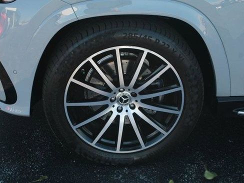 Used 2024 Mercedes-Benz GLS 580 4MATIC image 2