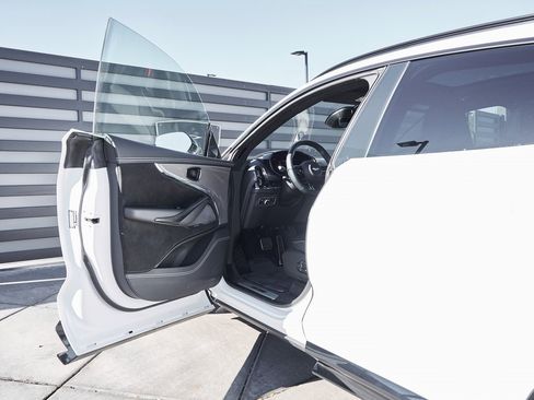 Used 2025 Aston Martin DBX 707 image 32