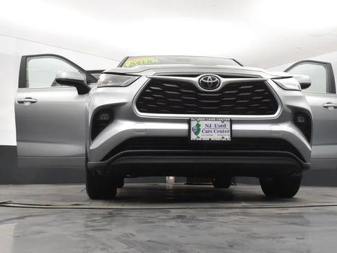 Used 2025 Toyota Highlander LE FWD image 11