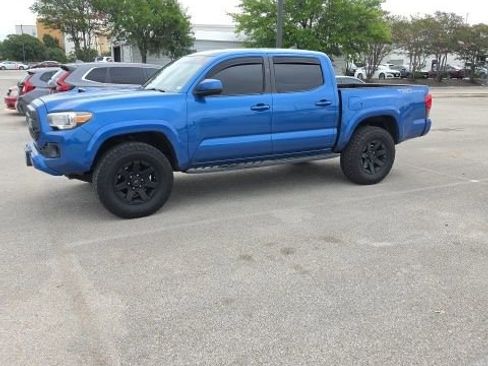 Used 2017 Toyota Tacoma TRD Sport w/ Tow Package RWD image 1