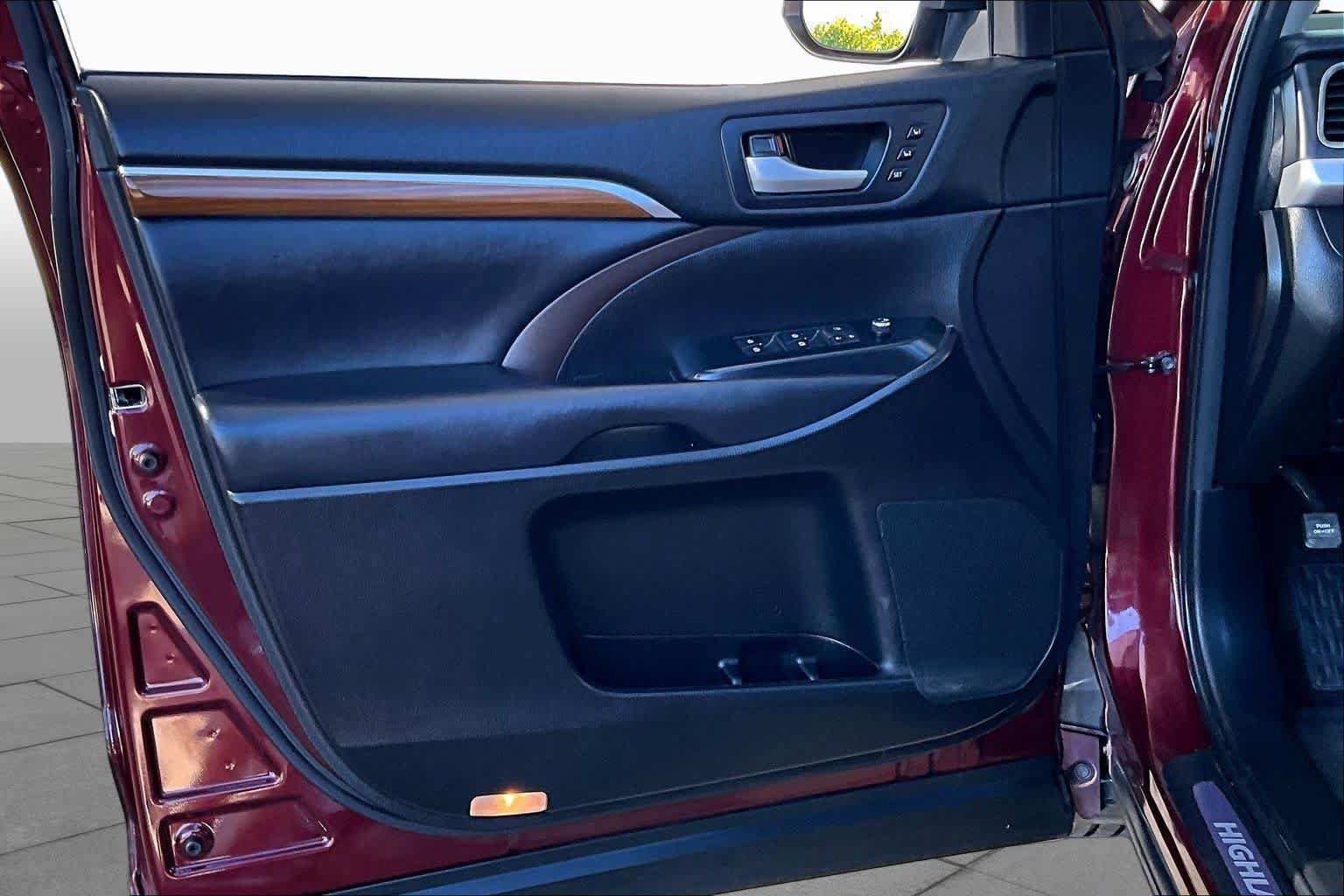 Used 2017 Toyota Highlander Limited FWD image 22