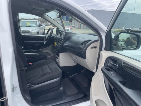 Used 2019 Dodge Grand Caravan SE image 26