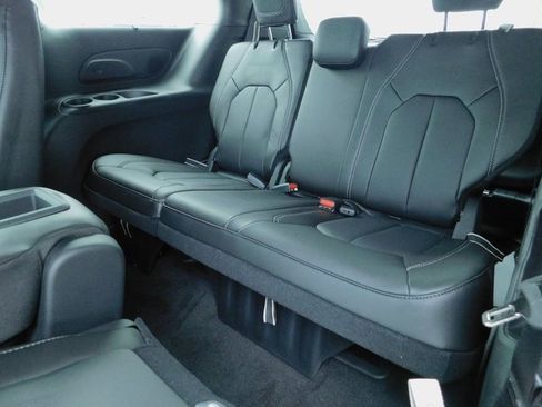 New 2025 Chrysler Pacifica Select w/ Uconnect Theater Family Group image 22