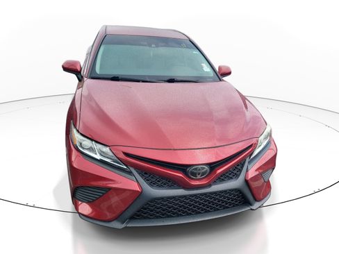 Used 2018 Toyota Camry SE FWD image 2