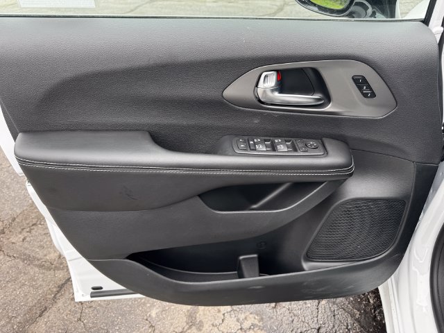 New 2027 Chrysler Pacifica Select FWD image 21