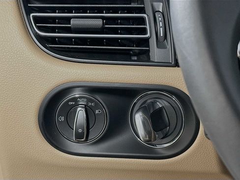 Certified 2025 Porsche Macan image 14