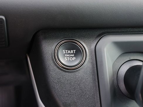 Used 2023 Land Rover Defender 90 SE image 29