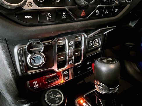 Used 2024 Jeep Wrangler Unlimited Rubicon AWD/4WD image 29