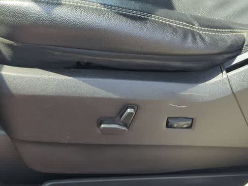 Used 2014 Chrysler Town & Country Touring FWD image 17