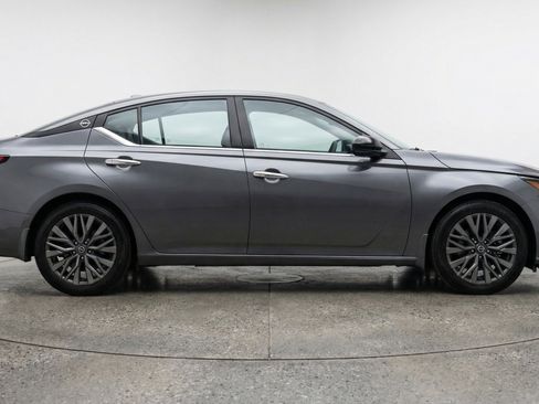 Used 2025 Nissan Altima 2.5 SV FWD image 11