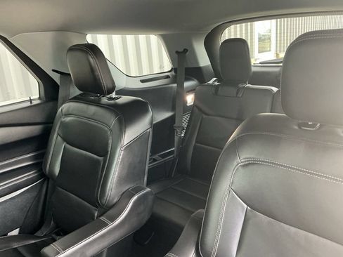 Used 2022 Ford Explorer XLT w/ Equipment Group 202A AWD/4WD image 19
