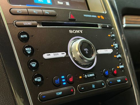 Used 2018 Ford Explorer Limited w/ Equipment Group 301A FWD image 31