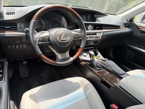 Used 2016 Lexus ES 350 w/ Luxury Package w/Wood Trim FWD image 22