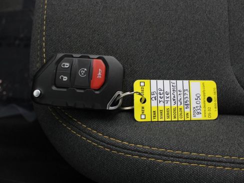 Used 2025 Jeep Wrangler Unlimited Sahara AWD/4WD image 7