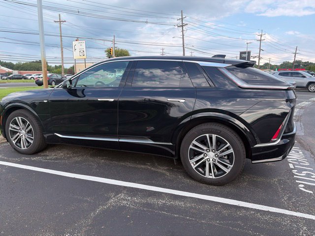 Used 2024 Cadillac Lyriq Luxury AWD/4WD image 2