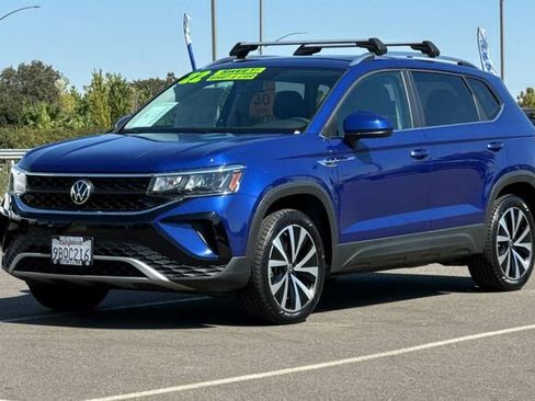 Certified 2022 Volkswagen Taos SE w/ Panoramic Sunroof Package image 8