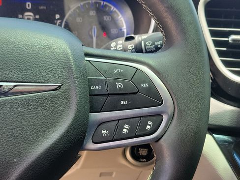 Used 2023 Chrysler Pacifica Touring-L FWD image 25