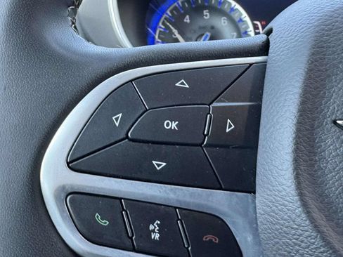 Used 2023 Chrysler Pacifica Touring-L FWD image 23