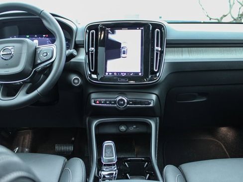 Used 2025 Volvo XC40 B5 Plus image 18