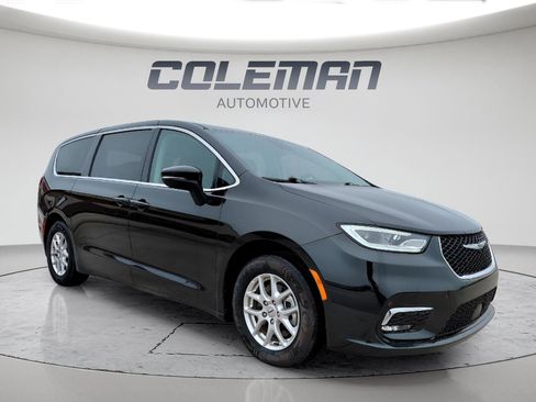 Used 2023 Chrysler Pacifica Touring-L image 7