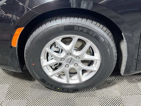 Used 2025 Chrysler Pacifica Select FWD image 28