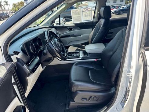 Used 2023 Kia Carnival LX FWD image 18