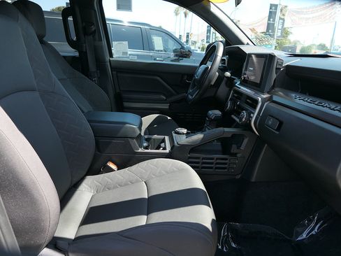 Used 2025 Toyota Tacoma SR5 AWD/4WD image 26