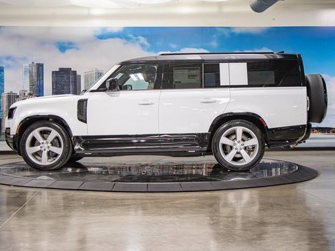 Used 2025 Land Rover Defender 130 X-Dynamic SE image 6