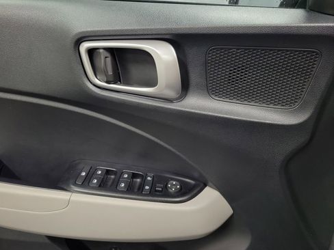 Used 2023 Hyundai Venue SEL image 19