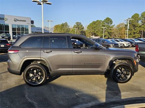 New 2025 Jeep Grand Cherokee Laredo image 12