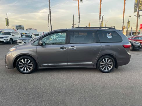 Used 2019 Toyota Sienna image 6