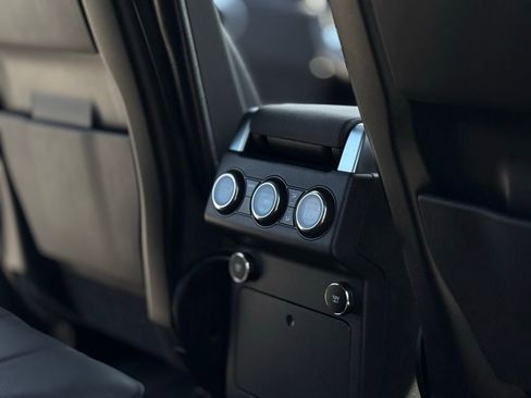 Used 2019 Land Rover Discovery SE image 15