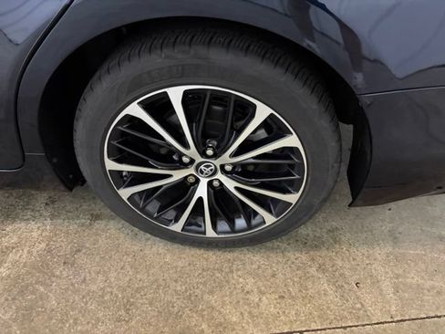 Used 2018 Toyota Camry SE w/ Moonroof Package FWD image 9