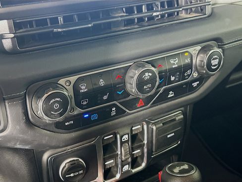 Used 2025 Jeep Wrangler Unlimited Sahara AWD/4WD image 21