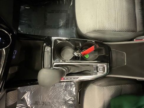 Used 2025 Chevrolet Trax LT FWD image 21