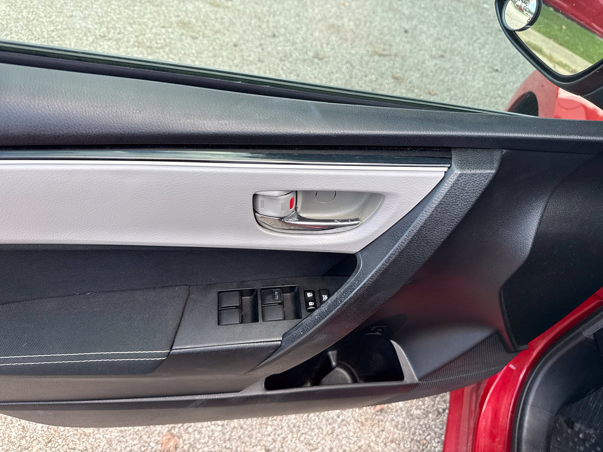 Used 2018 Toyota Corolla LE FWD image 24