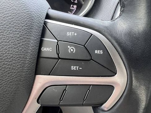 Used 2020 Jeep Grand Cherokee Laredo AWD/4WD image 22