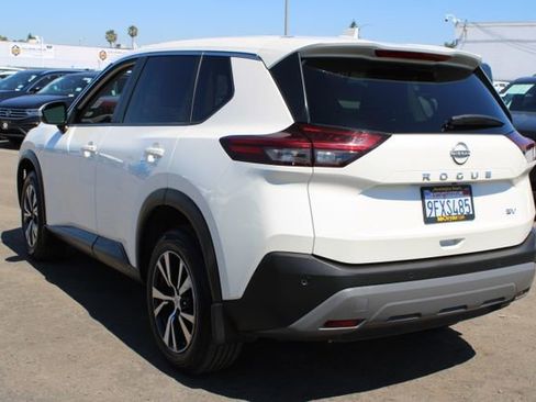Used 2023 Nissan Rogue SV image 3