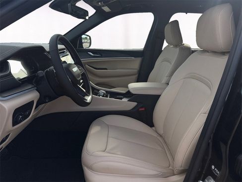 New 2025 Jeep Grand Cherokee Limited w/ Luxury Tech Group II image 9